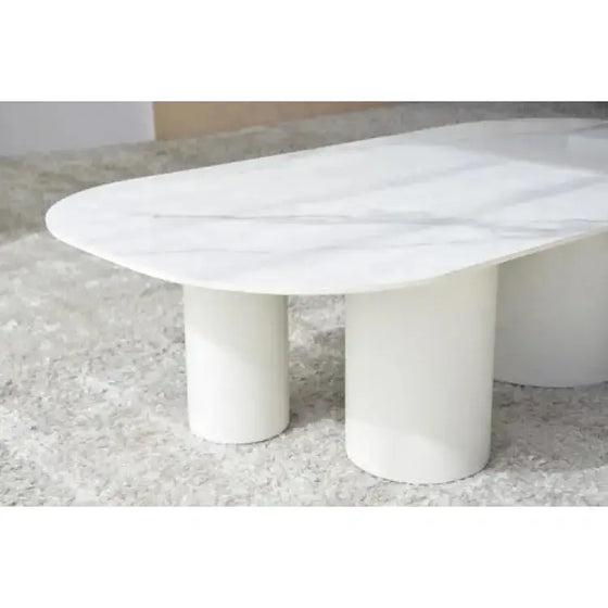 Una Mesa de Centro Blanco, Gris -Norte con un diseño minimalista en un suelo alfombrado.