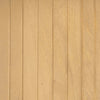 Tablones de madera clara alineados verticalmente con patrones de vetas visibles crean la base para una mesa de centro neomarmóreo negro-blanco con un diseño neoclásico renovado.
