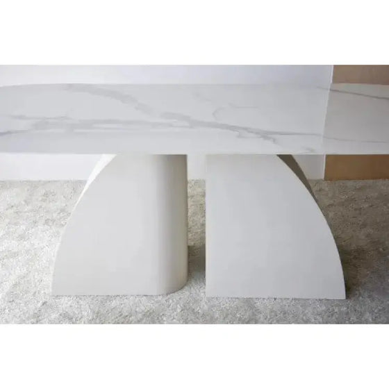 Una Mesa de Comedor Blanco-Gris. Norte de diseño exclusivo con una tapa de mármol.