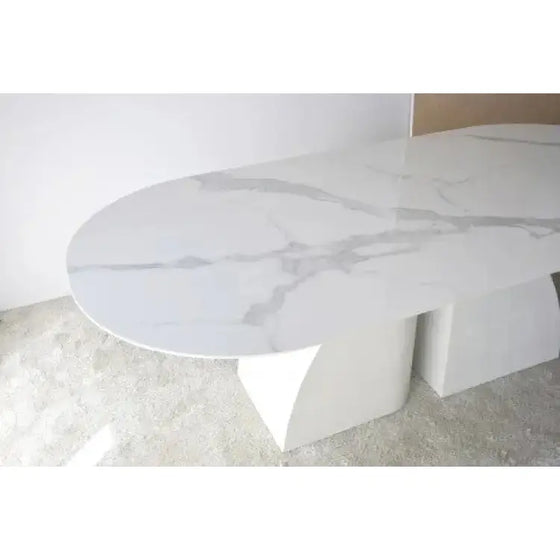 Descripción: Una Mesa de Comedor Blanco-Gris. Norte en una habitación blanca con un diseño exclusivo.