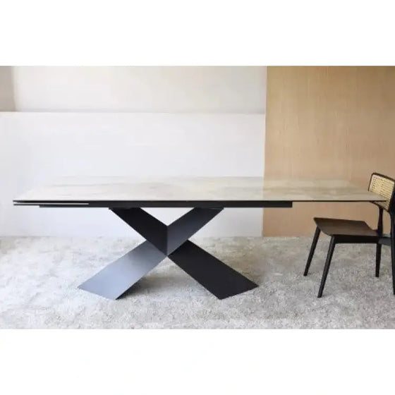 Una Mesa de Comedor Extensible, Cerámico y Metal - Vitruvius con tapa de mármol.