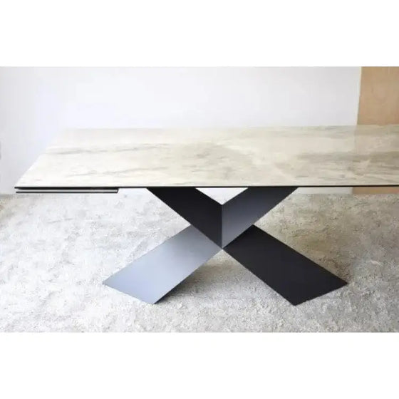 A Mesa de Comedor Extensible, Cerámico y Metal - Mesa de comedor Vitruvius con base de metal negro.