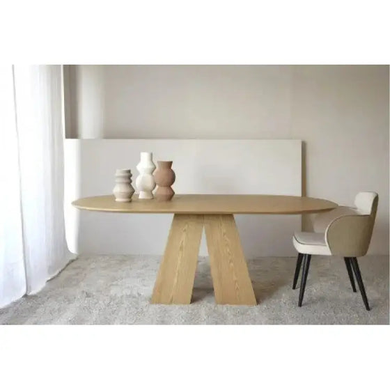 Descripción: Una Mesa de Comedor Fresno Natural Elba en una habitación con vasos y una silla. Elegancia.