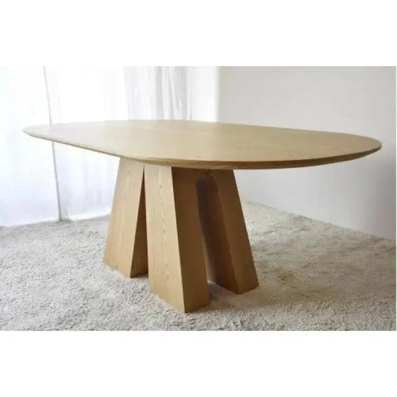 Descripción: Una Mesa de Comedor Fresno Natural Elba ovalada con tres patas, con un diseño único y elegante. Perfecta como mesa de comedor.