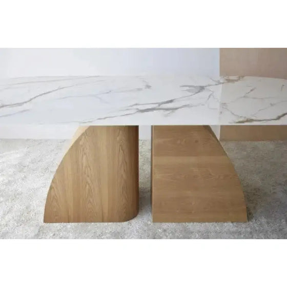 Una Mesa de Comedor. Natural, Blanco, Ocre - Mesa de comedor Bahía con patas de madera, perfecta para cualquier diseño de interior Fresno Natural o Mesa de Comedor Bahía.