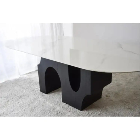 Descripción: Una Mesa de Comedor Petra -Blanco, Ocre y Negro con patas negras.