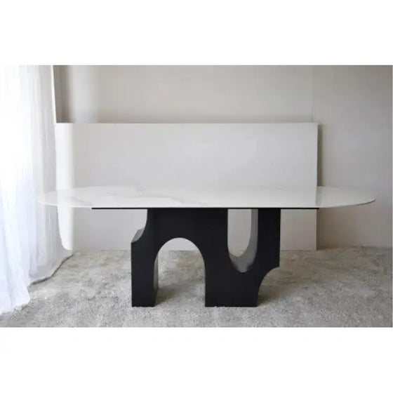 Una mesa de comedor Mesa de Comedor Petra -Blanco, Ocre y Negro con patas negras y una tapa de mármol blanco.