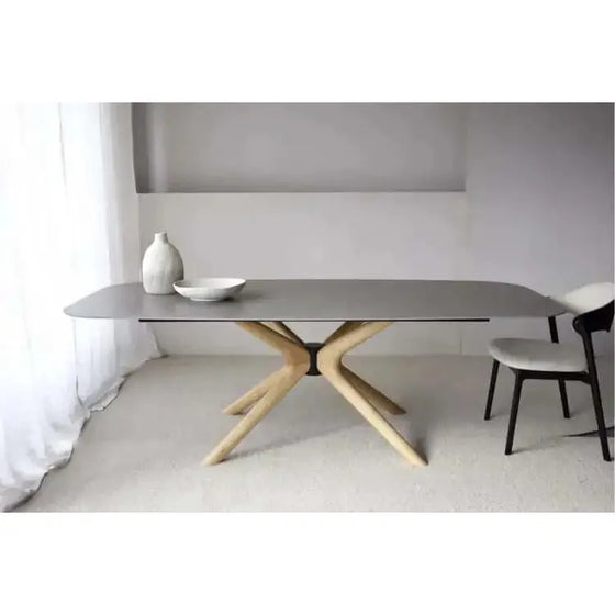 Mesa de Comedor Piedra Cerámico Gris Fresno con base de madera y silla de cerámica.