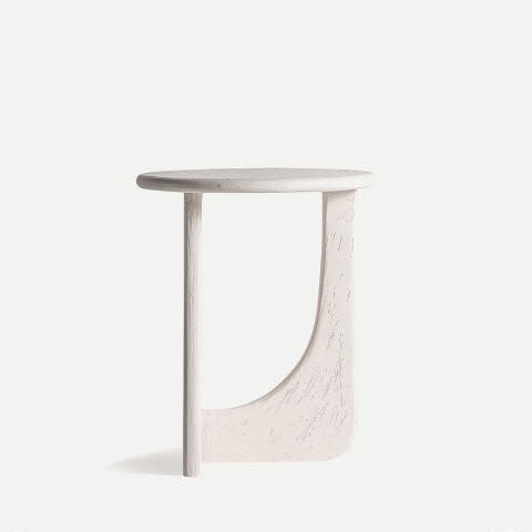 La mesa auxiliar cuadrada Inha, fabricada en madera de mango, se destaca elegantemente con su diseño minimalista contra un fondo sobrio.