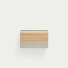  La Mesita de noche Otto 2C (Suspendida) es una estantería minimalista de pared de madera con forma rectangular y color beige claro, ideal para almacenamiento inteligente o como mesita de noche para optimizar tu espacio.