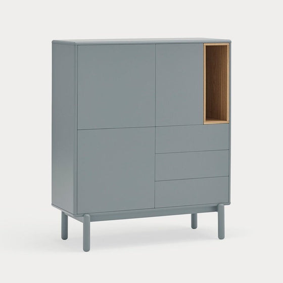 Moderno Mueble Auxiliar Corvo 3P3C gris con almacenamiento funcional y un estante de madera abierto, sobre delgadas patas de metal, aislado sobre un fondo blanco.