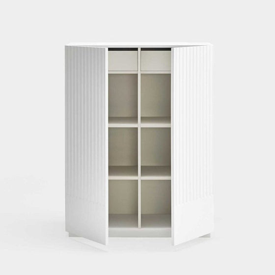 Un Mueble Auxiliar Dórico 2P2C moderno y blanco con múltiples compartimentos y puertas corredizas, aislado sobre un fondo gris claro, que ofrece un almacenamiento elegante.