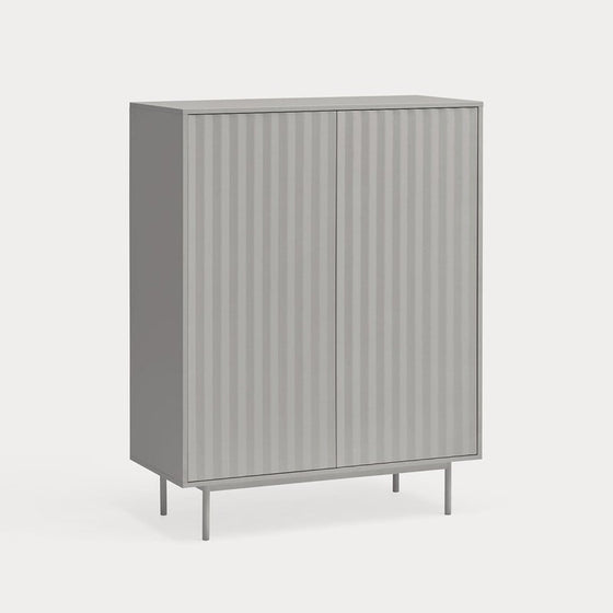 Mueble Auxiliar Sierra 2P4C con puertas nervadas y patas esbeltas, que plasma un diseño minimalista, sobre fondo blanco.