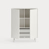 Armario moderno Mueble Auxiliar Sierra 2P4C con puertas abiertas en acordeón que revelan estantes y cajones de almacenamiento funcionales, aislados sobre un fondo blanco.