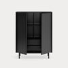 Mueble Auxiliar Sierra 2P4C mueble alto con puertas acanaladas verticales y patas finas, diseñado para un almacenamiento funcional, abierto para dejar ver estantes en su interior, sobre fondo blanco.