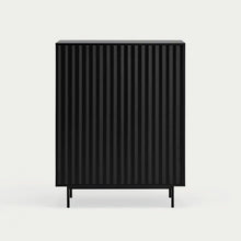  El Aparador pequeño en DM lacado Sierra 2P4C es un mueble rectangular negro con ranuras verticales sobre patas delgadas. Incorpora un diseño minimalista sobre un fondo gris claro, ofreciendo almacenamiento práctico y realzando los espacios modernos con su elegante silueta.