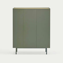  El Mueble Auxiliar con Puertas Arista 3P es un mueble minimalista de color verde fabricado en MDF lacado, que se apoya sobre cuatro patas sobre un fondo liso. Su elegante diseño geométrico con tres puertas aporta un toque elegante a cualquier espacio.