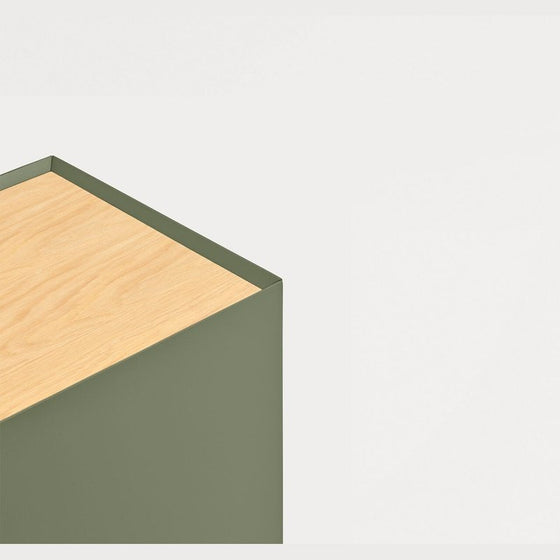 Una imagen minimalista que presenta una superficie de madera sobre una forma geométrica de color verde oscuro, sobre un fondo blanco puro, que representa el Mueble TV Arista 1P2C contemporánea.