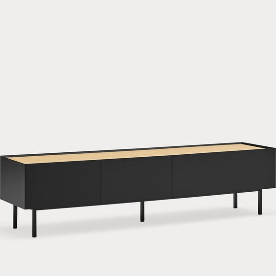 Un Mueble TV Arista 1P2C minimalista con tres puertas y patas delgadas, ideal para almacenamiento cómodo, sobre un fondo blanco liso.