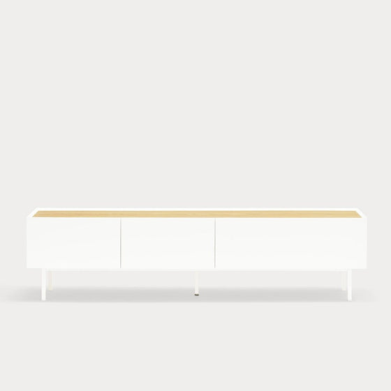 Mueble TV Arista 1P2C blanco con tapa de madera y diseño minimalista, sobre un fondo liso y claro, perfecto para un almacenamiento cómodo.