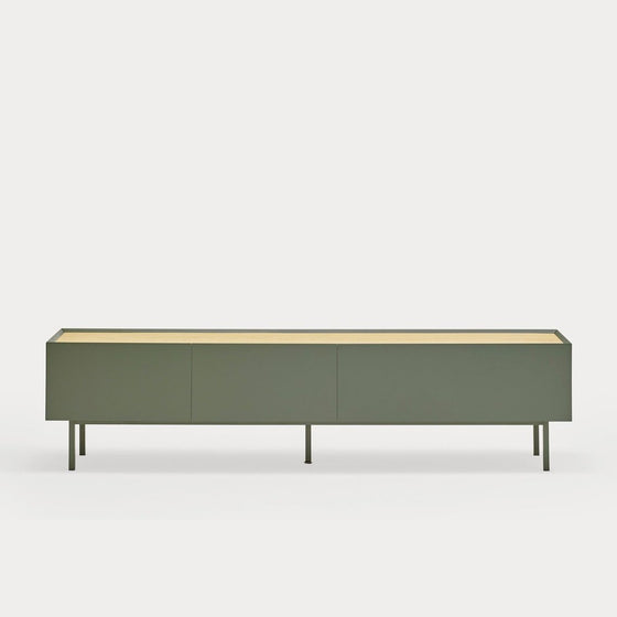 Un aparador verde Mueble TV Arista 1P2C con patas delgadas y tres puertas cerradas, diseñado para un almacenamiento sofisticado, aislado sobre un fondo blanco liso.