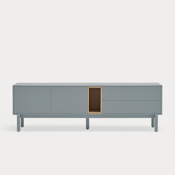 Un moderno Mueble TV Corvo 2P2C de color gris claro, con líneas elegantes, dos cajones y un gabinete central con detalles en madera, sobre un fondo blanco liso, ofrece almacenamiento versátil.