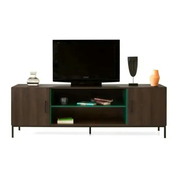 El Mueble TV Dinka 01, un soporte de madera oscura, exhibe un televisor de pantalla plana, dos jarrones y libros cuidadosamente ordenados en su estante.