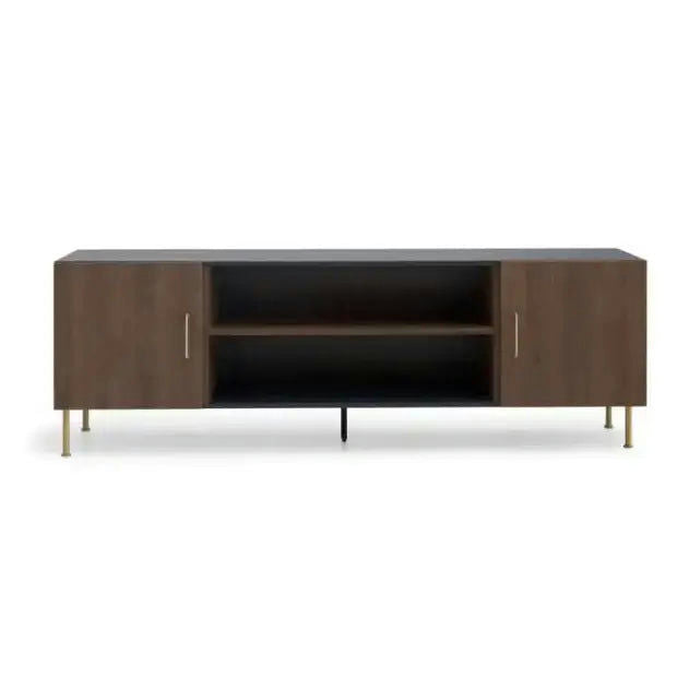 Presentamos el Mueble TV Dinka 02, un impresionante mueble de TV de madera con un elegante diseño escandinavo. Fabricado con resistente madera de roble, cuenta con dos puertas, dos estantes abiertos y patas cortas de metal que le aportan un toque moderno.