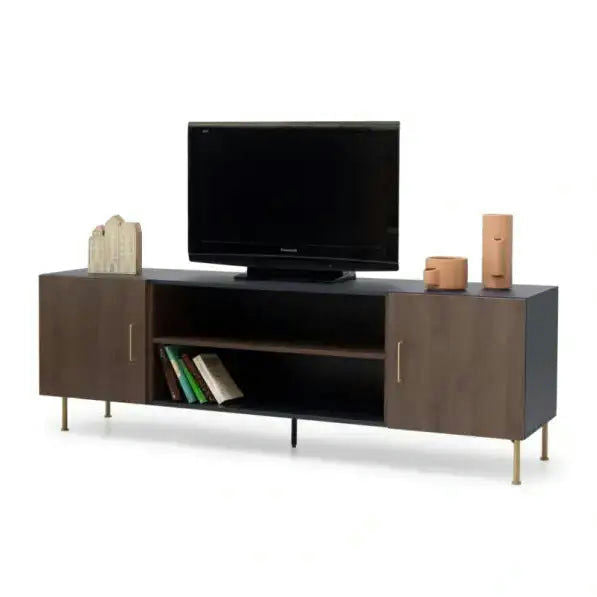 El Mueble TV Dinka 02 es un mueble para TV de madera elaborado con elegante madera de roble, con dos puertas y estantes abiertos para exhibir libros, decoración y su televisor de pantalla plana en un elegante diseño escandinavo.