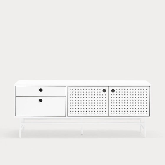 Un moderno Mueble TV Punto 2P2C blanco con dos cajones y almacenamiento oculto con puertas perforadas, sobre un fondo gris claro liso.