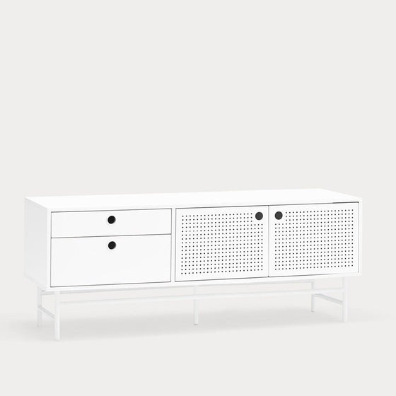 Mueble TV Punto 2P2C con dos puertas correderas perforadas y dos cajones, diseñado para almacenamiento oculto, sobre fondo liso.