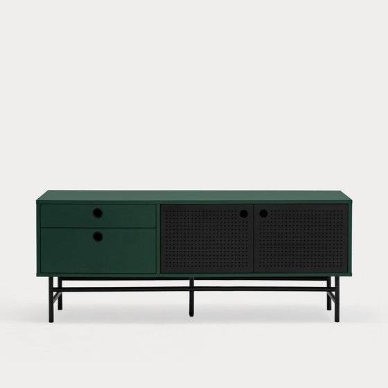 Un Mueble TV Punto 2P2C de color verde oscuro con dos cajones y puertas perforadas, sobre delgadas patas de metal negro, aislado sobre un fondo blanco, diseñado para almacenamiento oculto.