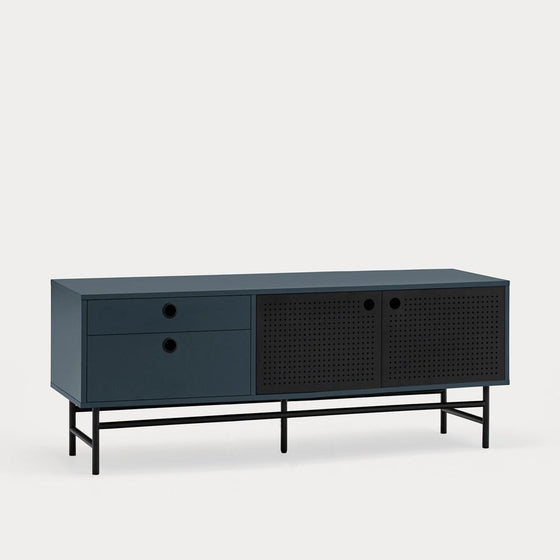 Moderno Mueble TV Punto 2P2C con dos cajones y dos puertas perforadas sobre estructura de metal negro, diseñado para almacenamiento oculto.