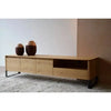 Mueble TV Roble Natural Mate y Grafito - Lignar con dos jarrones de roble natural mate.