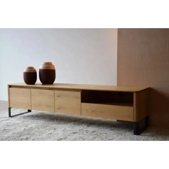 Mueble TV Roble Natural Mate y Grafito - Lignar con dos jarrones de roble natural mate.