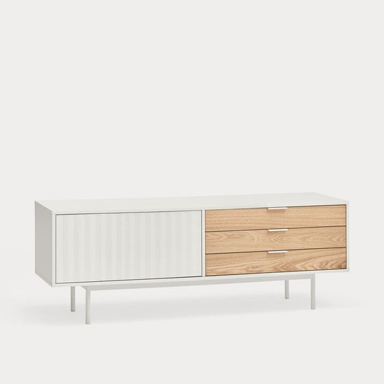 Un aparador moderno de paneles blancos y madera con tres cajones y puerta corredera, montado sobre esbeltas patas metálicas, aislado sobre fondo blanco, diseñado como Mueble TV Sierra 1P3C.