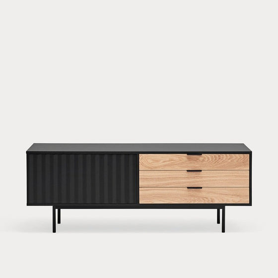 Un Mueble TV Sierra 1P3C que presenta una combinación de puertas de lamas negras y cajones de madera natural, todo ello sostenido por esbeltas patas negras, diseñado como una elegante solución de almacenamiento.