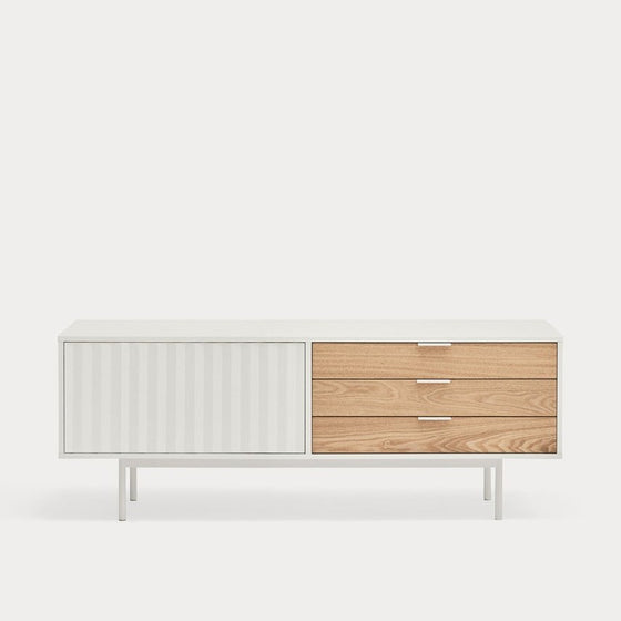 Aparador moderno con acabado en madera blanca y natural, con puertas correderas y diseño minimalista sobre fondo liso, perfecto como solución de almacenaje elegante. Prueba el Mueble TV Sierra 1P3C.