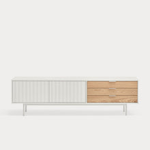  Aparador moderno que combina acabados en blanco y madera natural, con puertas correderas y cajones, diseñado para muebles de alta calidad, sobre un fondo liso blanco.