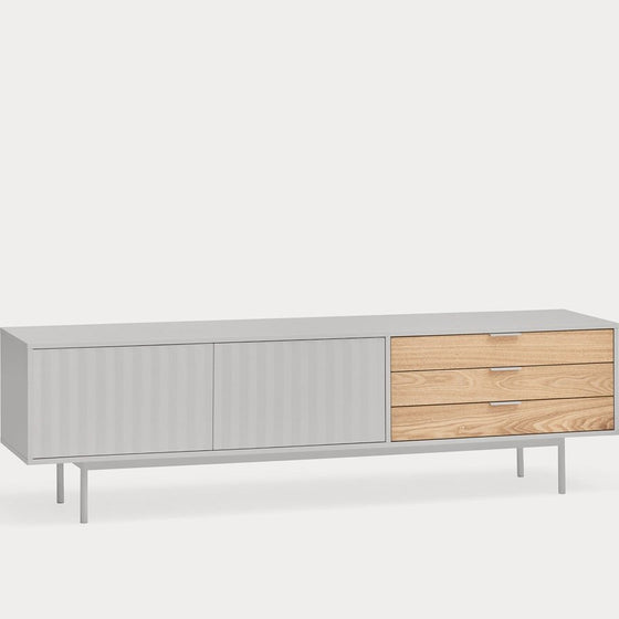 Un moderno Mueble TV Sierra 2P3C con acabado en madera gris y natural, puertas correderas y patas de metal sobre fondo liso, diseñado como mueble de alta calidad.