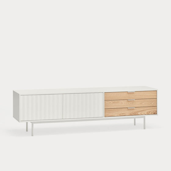 Un moderno Mueble TV Sierra 2P3C con acabado en blanco y madera clara, puertas corredizas y base de metal, aislado sobre un fondo blanco. Este mueble de alta calidad refleja elementos de diseño moderno, adecuado para diferentes interiores.