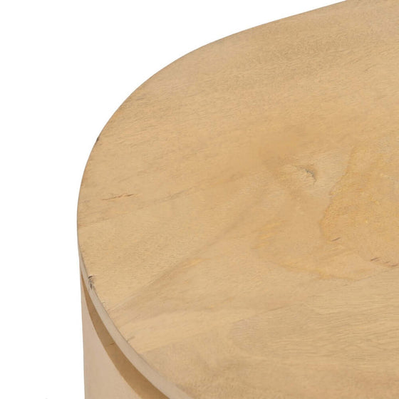 Detalle de Mueble TV Versátil Natural-Negro Madera-Hierro esquinero fabricado en madera de mango sobre fondo blanco con un diseño contemporáneo.