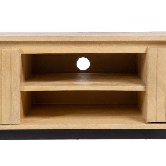 Mueble TV Versatilo Natural-Negro de madera de mango con estantes abiertos y orificio para gestión de cables, diseño contemporáneo.