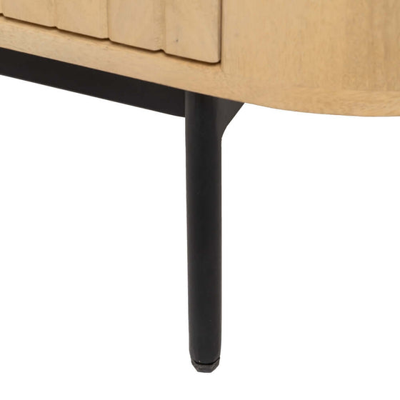 Primer plano de un Mueble TV Versátil Natural-Negro de madera de mango con una sola pata negra visible.