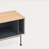 Mueble TV Yoko 1P2C minimalista con un estante negro vacío, diseñado en estilo contemporáneo, montado sobre finas patas negras, aislado sobre un fondo blanco.