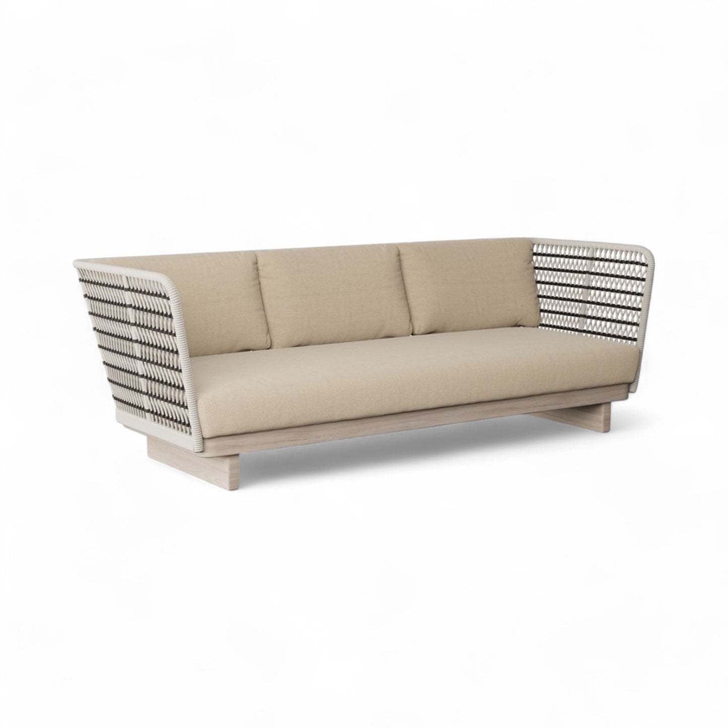 El sofá de exterior NIZA de 3 plazas cuenta con un respaldo y reposabrazos de cuerda beige, una base baja de madera de teca y tres cojines de asiento. Dimensiones: 220 × 90 × 110 cm. Sobre fondo blanco.