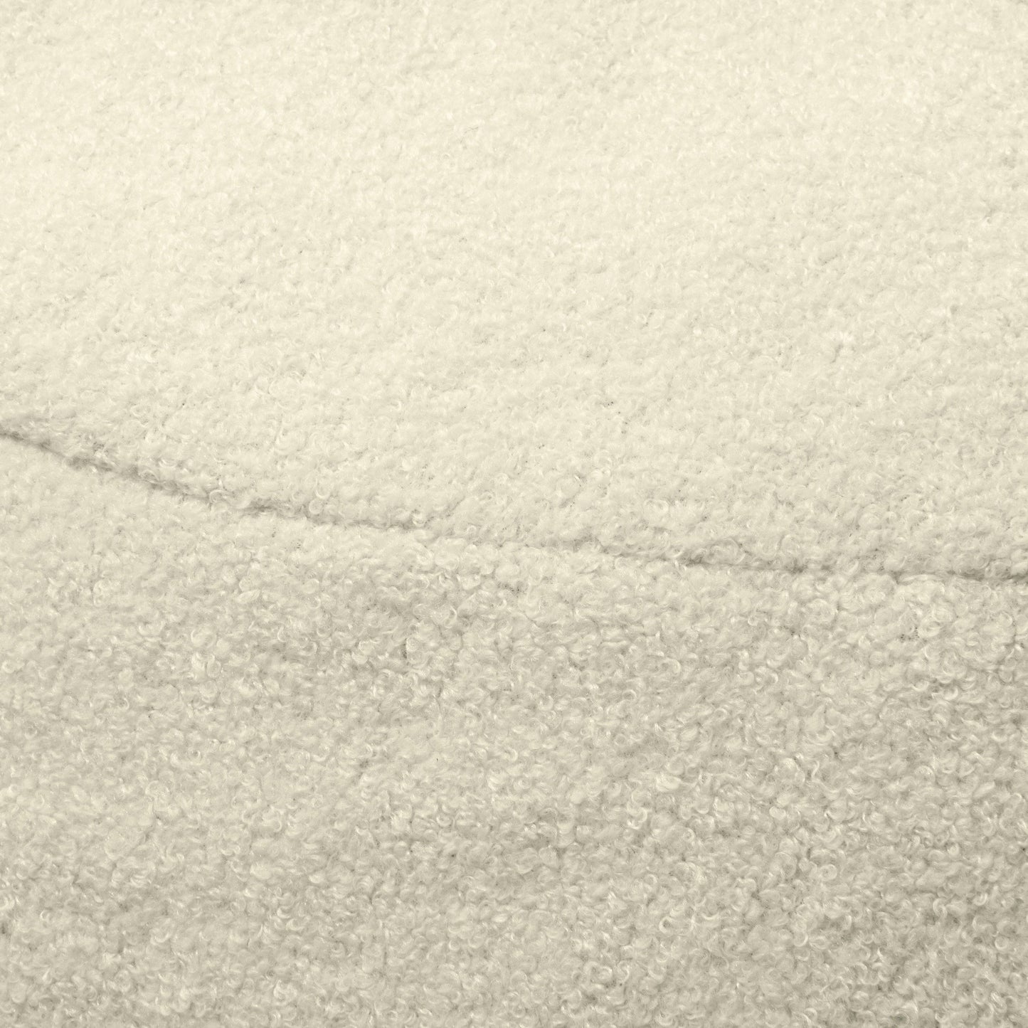 Detalle del tejido borreguito crema texturizado con costura visible, que presenta el Puff redondo de foam y borreguito 85×85×38 cm - OM 85 TEDDY, ideal para crear un puff acogedor y con estilo para tu salón o dormitorio.