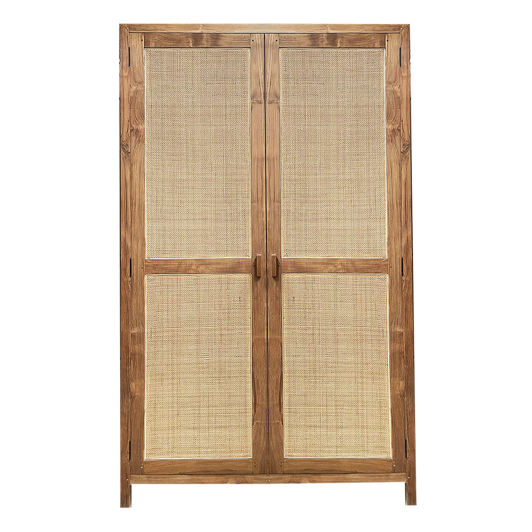 El Armario en Madera de Teca y Ratán Marco, con puertas dobles con paneles de ratán tejido, se alza sobre un fondo liso, encarnando el diseño contemporáneo.