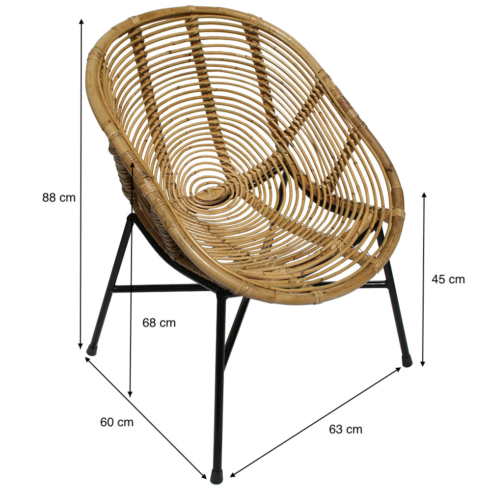 La Butaca moderna de hierro negro Vista ofrece un diseño versátil en bambú y ratán natural con estructura metálica negra; mide 88 cm de alto, 63 cm de ancho, 60 cm de fondo, altura de asiento 45 cm y profundidad 68 cm.