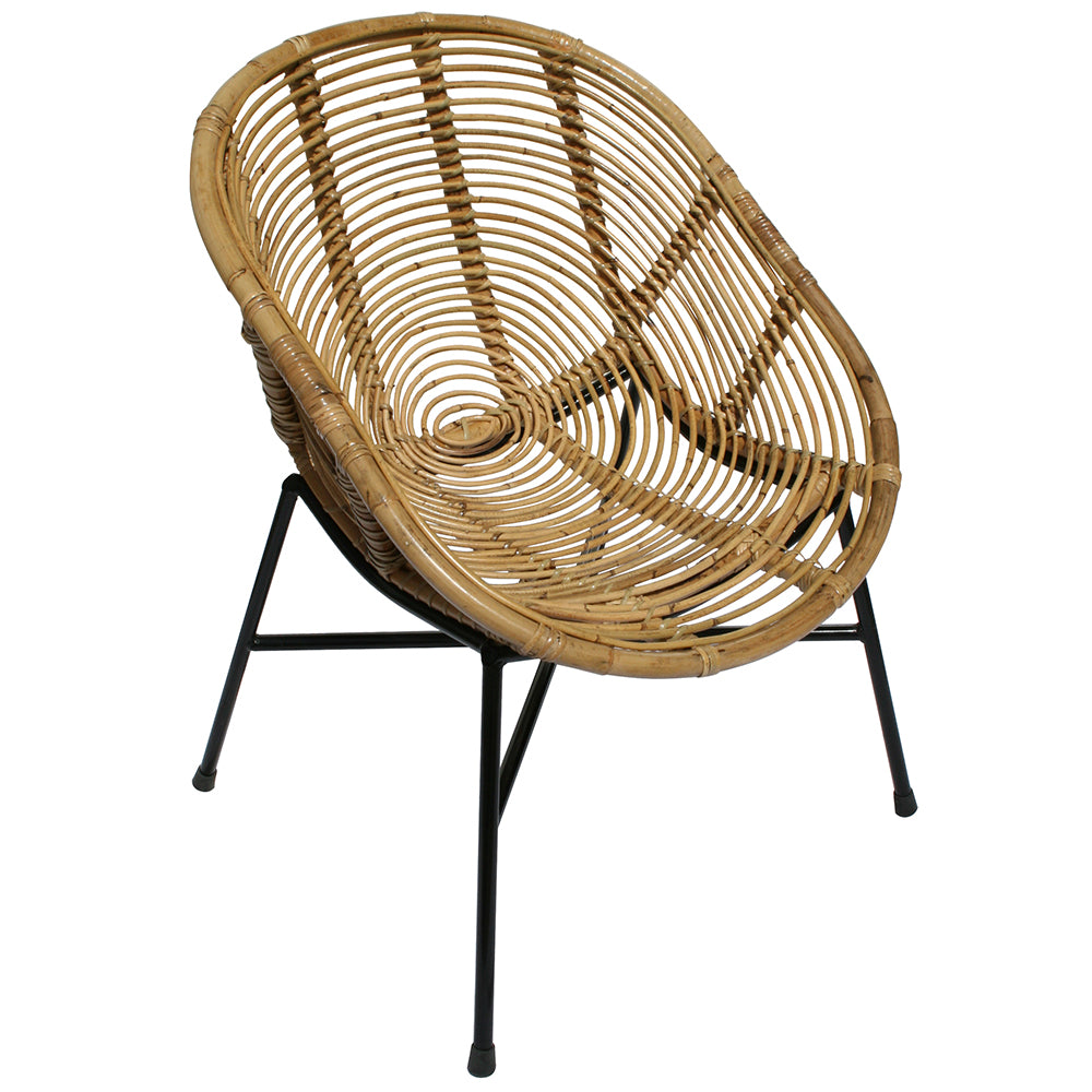 Butaca moderna de hierro negro Vista: asiento y respaldo tejidos en ratán natural, estructura redonda y diseño envolvente.